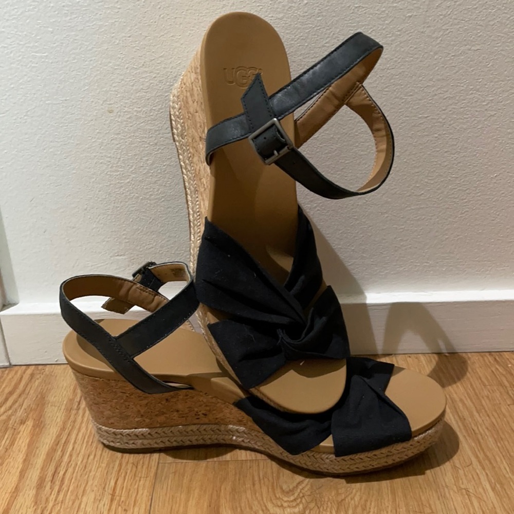 UGG 9.5 Women’s Joslyn Platform Wedges